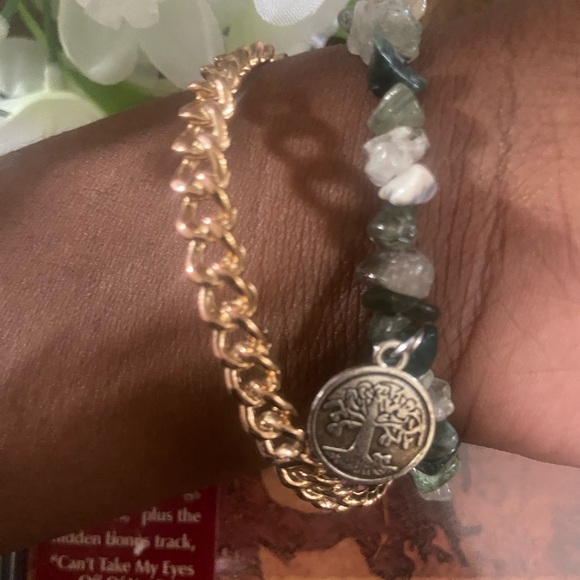 Green crystal like rock tree charm bracelet - Picture 6 of 8